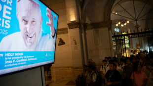 Le pape n'est "pas hors de danger" et restera hospitalisé au moins dix jours