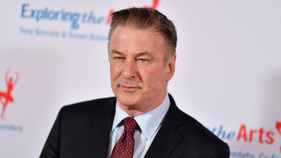 Familia de la mujer que murió de un disparo en el set demanda a Alec Baldwin