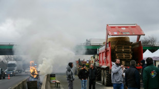 Cerveza y queso fundido calientan los ánimos de los agricultores que bloquean París