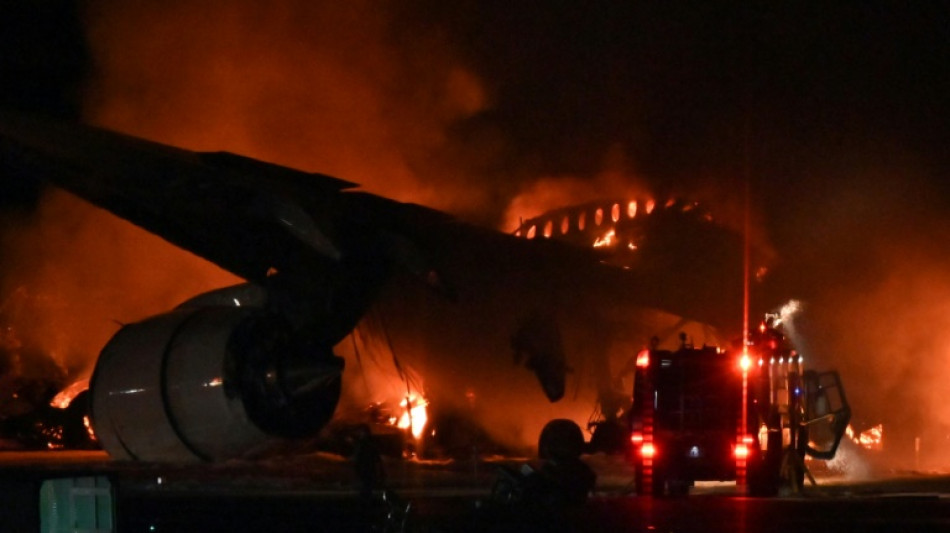 Colisión entre dos aviones en el aeropuerto de Tokio Haneda, cinco desaparecidos