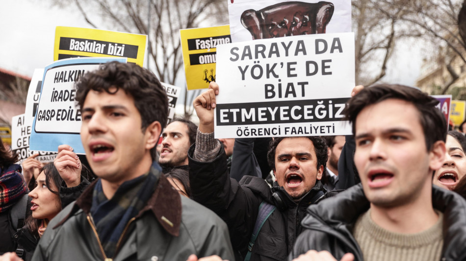 Scontri a Istanbul prima della protesta per il sindaco