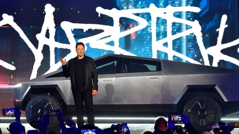 Elon Musk entrega su Cybertruck, la "troca" del futuro de Tesla