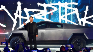 Elon Musk entrega su Cybertruck, la "troca" del futuro de Tesla