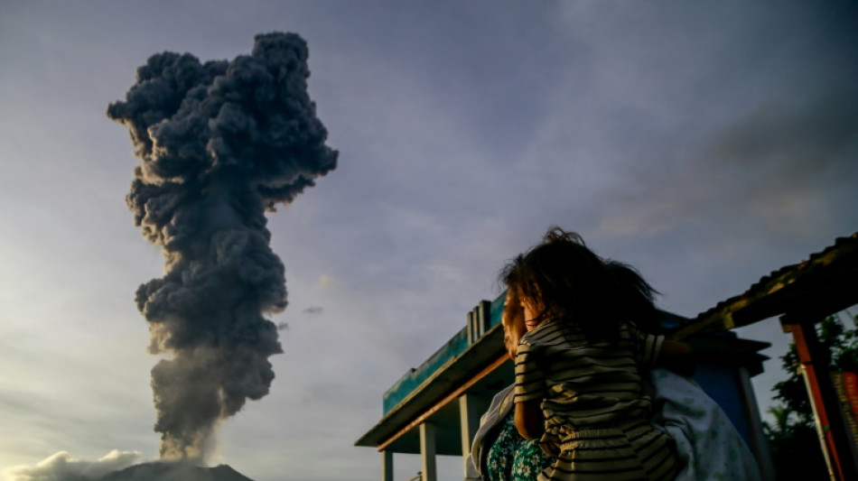 El volcán Monte Ibu en Indonesia entró en erupción al menos 1.000 veces este mes
