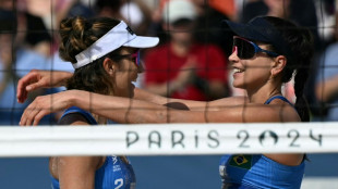 Bárbara e Carol avançam às oitavas no vôlei de praia em Paris; George e André perdem para dupla cubana