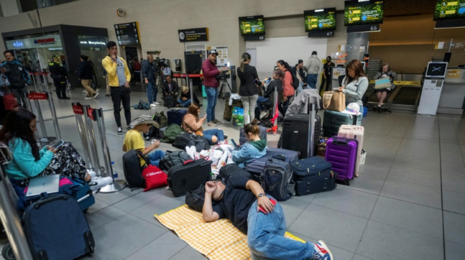 Cientos de pasajeros varados en Colombia y Perú por crisis de aerolínea Viva Air