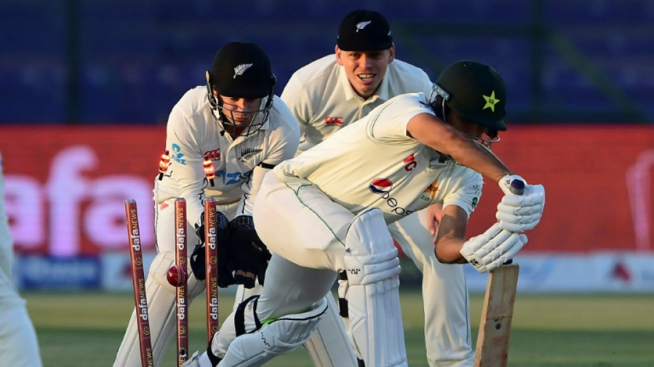 Disaster for Pakistan chasing New Zealand's 319-run target