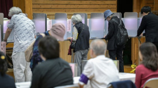 Législatives au Japon: le parti au pouvoir perd sa majorité, sa coalition en suspens 