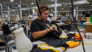 Au coeur de la petite usine québécoise qui confectionne les maillots de la NHL