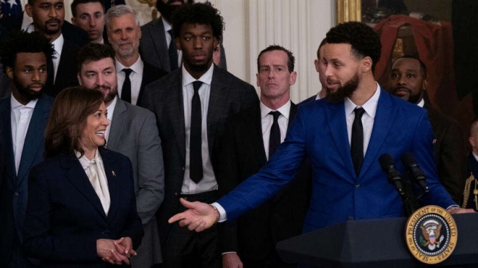 El duelo Lakers-Warriors de la NBA, "todo un tema" marital para Kamala Harris