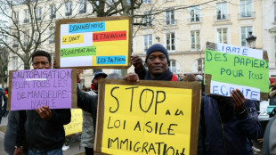 La oposición asesta un revés a la reforma migratoria de Macron en Francia