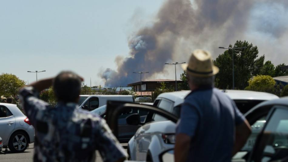 Dans la chaleur et les fumées, 16.000 personnes évacuées à cause des feux en Gironde 