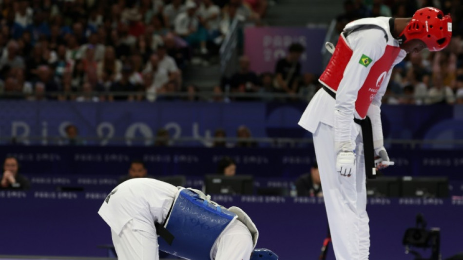 Henrique Marques cai nas quartas de final no taekwondo em Paris