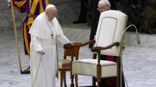 Il Papa a sorpresa in una parrocchia romana,incontra bambini