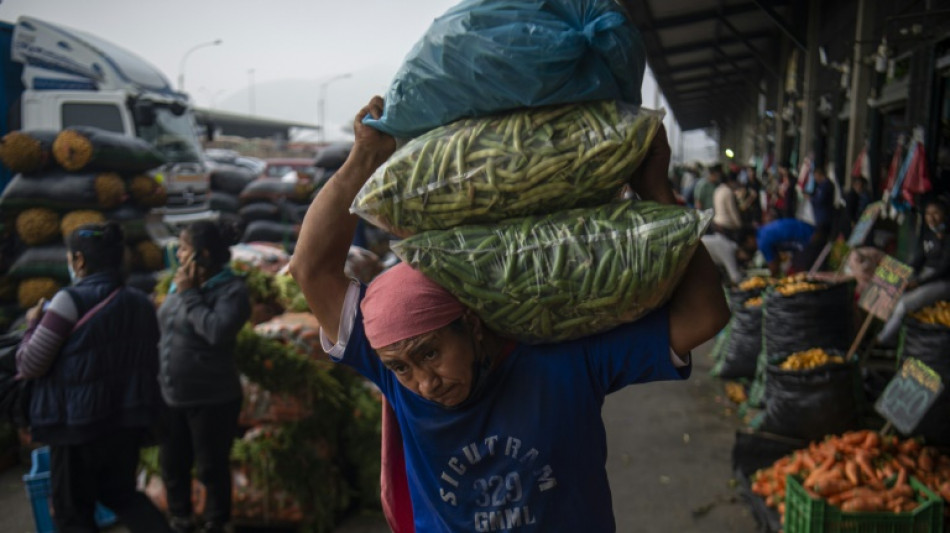 "Comer arroz con huevo es un lujo": las alzas de precios angustian a los peruanos