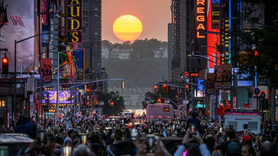 Le "Manhattanhenge", quand le soleil s'aligne entre les gratte-ciel de New York