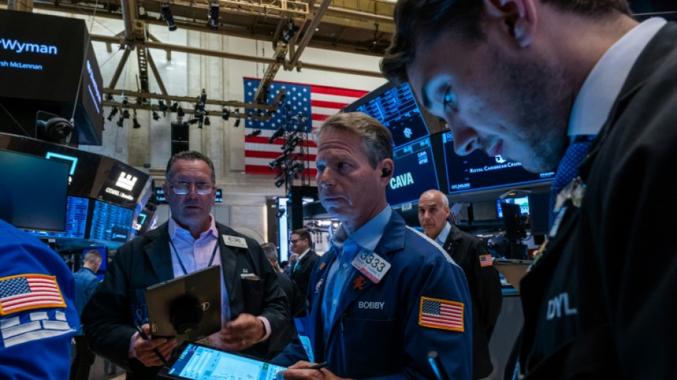 Wall Street en ordre dispersé, le Nasdaq dévisse, record pour le Dow Jones