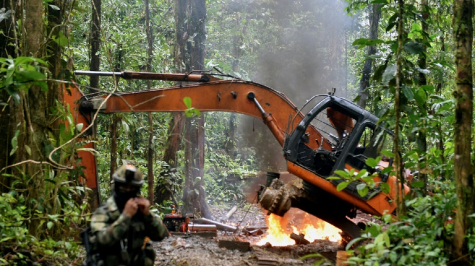 Explosivos y fuego: la arremetida oficial contra el oro ilegal en Colombia