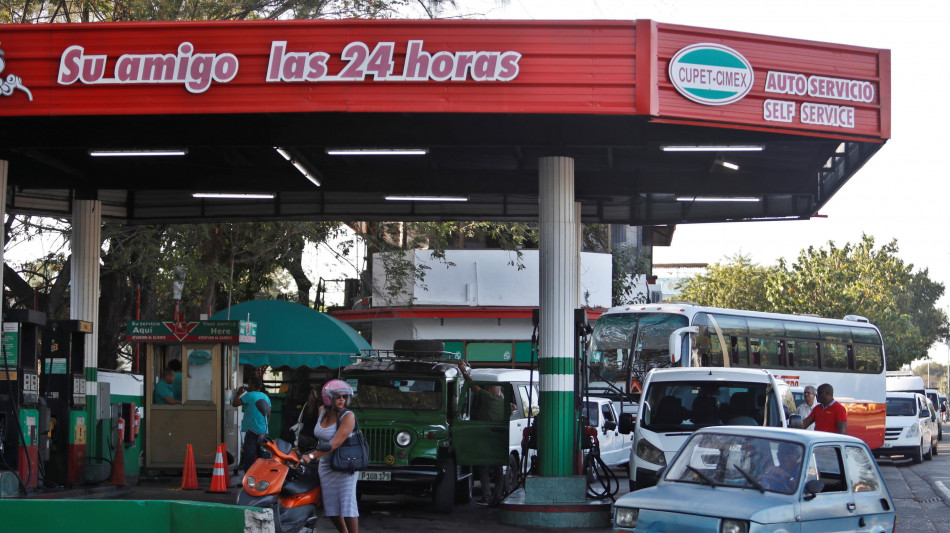 Cuba, da oggi la benzina migliore si vende solo in dollari