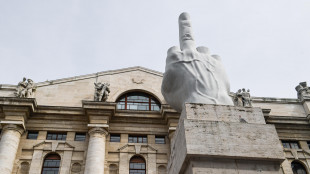 Borsa: Milano riduce il calo allo 0,8%, male Stm e Moncler