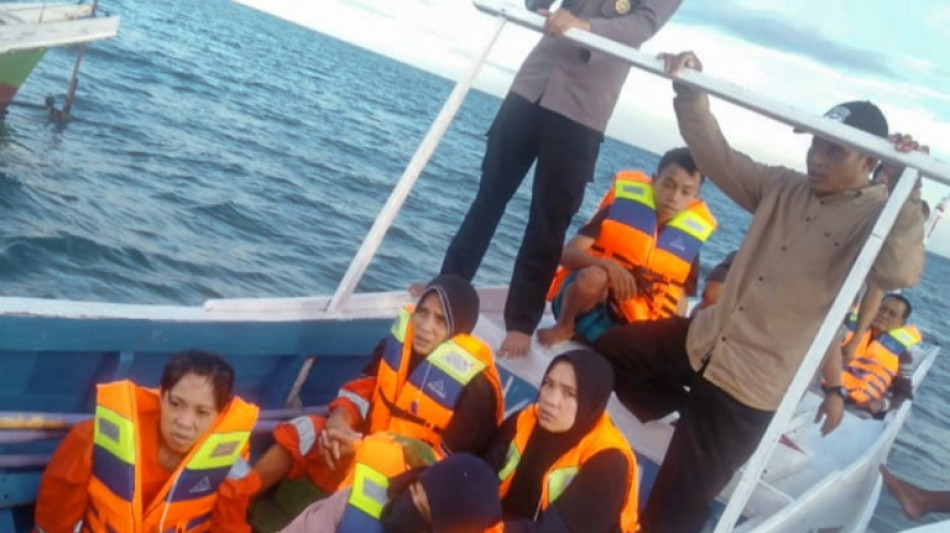 Veintiséis personas desaparecidas tras el hundimiento de un ferry en Indonesia