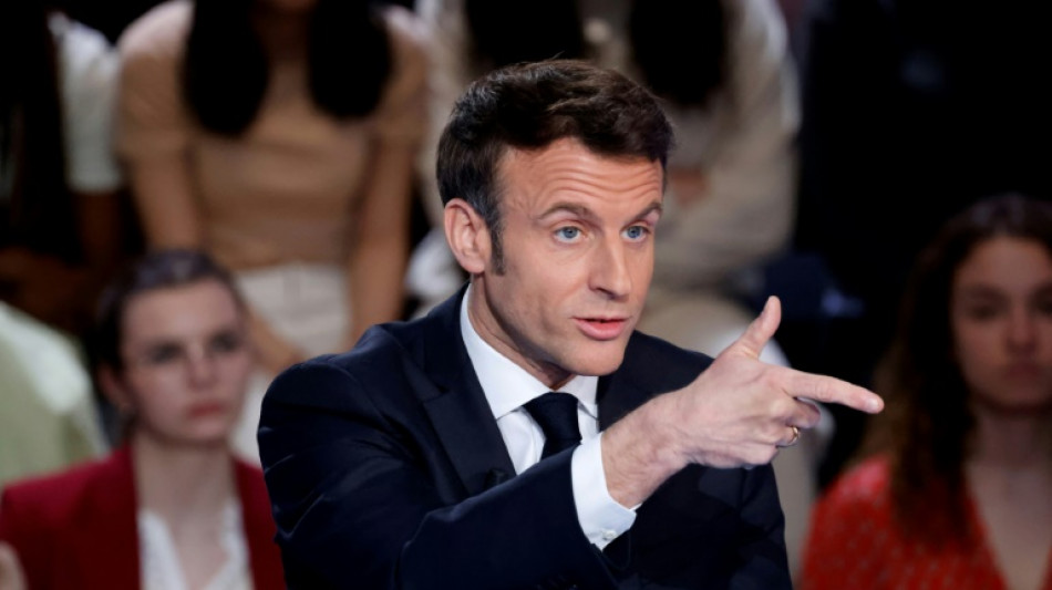 Présidentielle: Macron le candidat descend dans l'arène