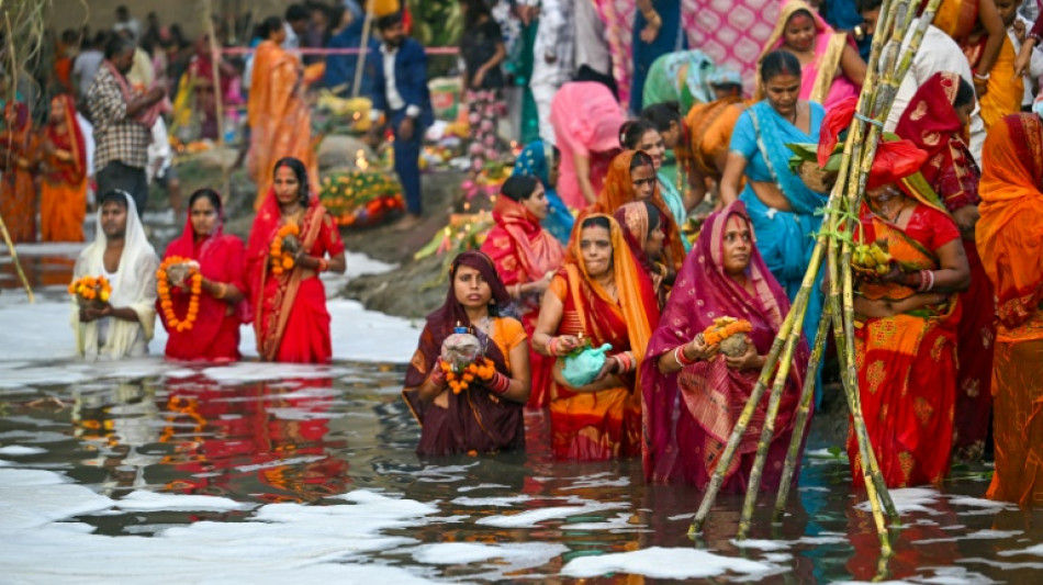 En Inde, les baigneurs de la "rivière morte" qui défient la pollution