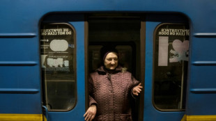 Des Ukrainiens âgés trouvent refuge dans des rames de métro à Kiev