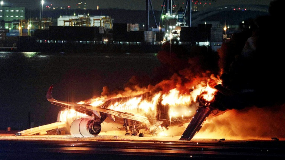  Japanische Linienmaschine geht nach Kollision auf Tokioter Flughafen in Flammen auf