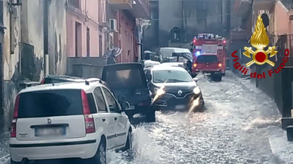 Strade come fiumi nel catanese, auto trascinate dall'acqua