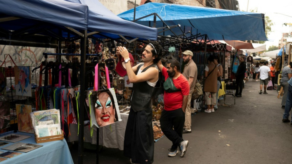 Moda electoral: diseñador recicla basura que dejó la campaña mexicana