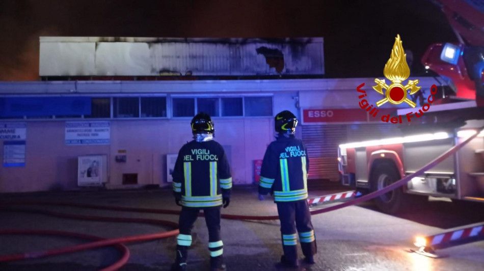 Incendio nella notte all'Ortomercato di Milano