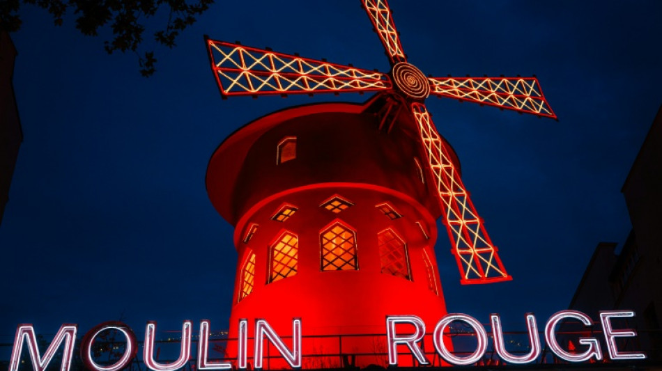 Se desploman las aspas del cabaré Moulin Rouge de París