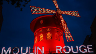 Se desploman las aspas del cabaré Moulin Rouge de París