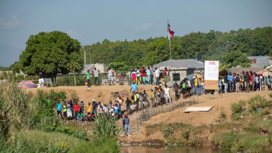 Dominicana estudia "flexibilizar" cierre de frontera con Haití para comercio