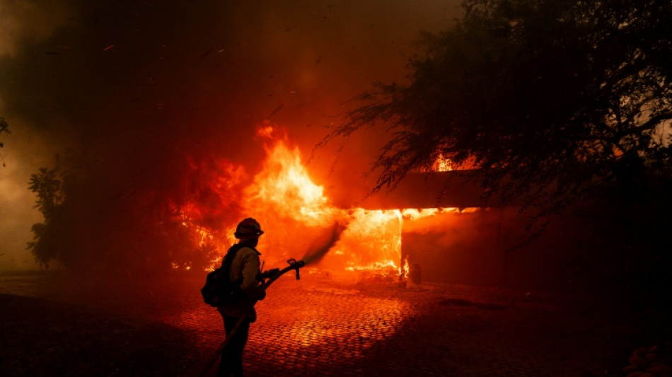 Plus d'une centaine de maisons détruites par un vaste incendie près de Los Angeles