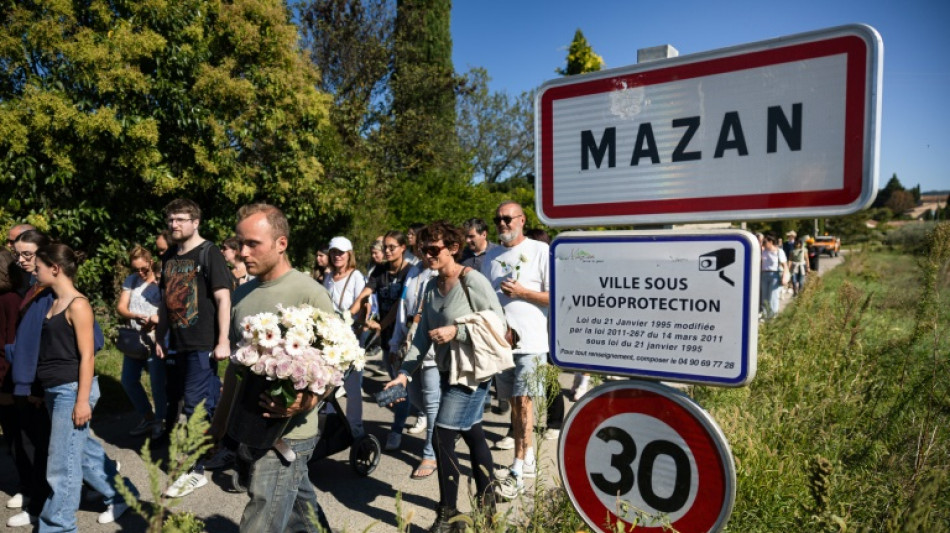 A Mazan, des roses et beaucoup d'émotion en soutien à Gisèle Pelicot