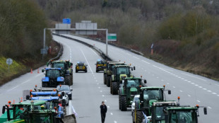 Los agricultores bloquean autopistas clave en Francia antes de anuncios del gobierno