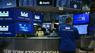 Wall Street en ordre dispersé, attentiste avant de nouveaux résultats et données macroéconomiques