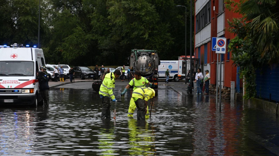 Maltempo, a Milano esonda il fiume Lambro