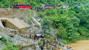 Un deslave que arrastró dos autobuses en Nepal deja 63 desaparecidos