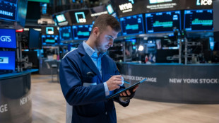 Wall Street fecha semana agitada em leve alta