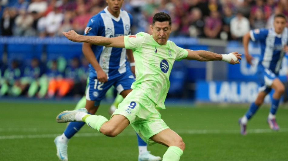 Barça vence Alavés (3-0) com hat-trick de Lewandowski e é líder isolado do Espanhol