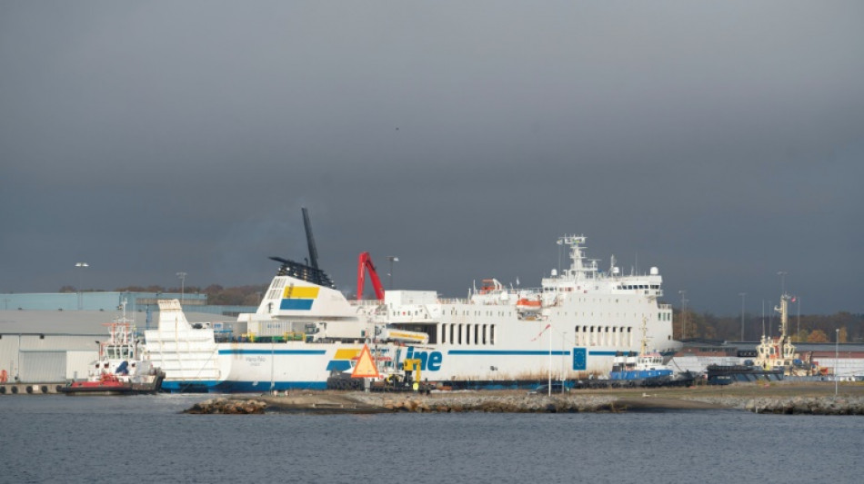 El ferri varado en el mar Báltico, remolcado a un puerto del sur de Suecia