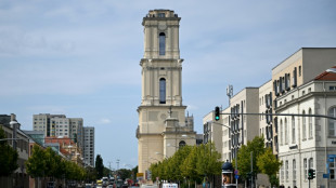 Turm der umstrittenen Garnisonkirche in Potsdam mit Farbe beworfen