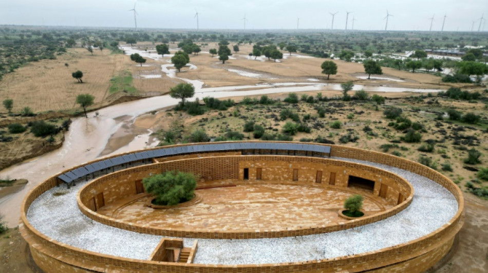 Una escuela es un oasis de frescura en pleno desierto de India