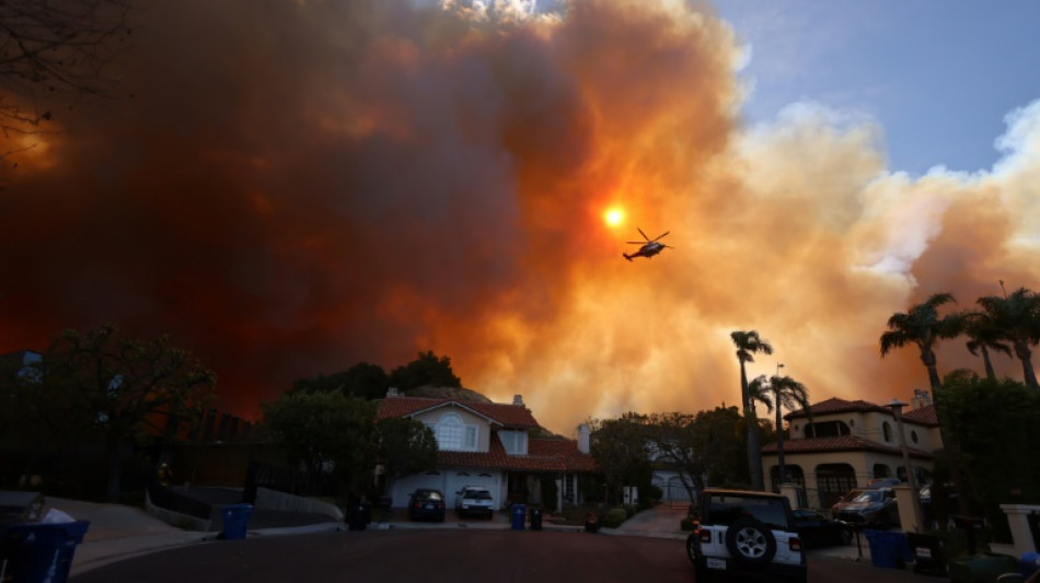 Incêndio florestal causa pânico em subúrbio de Los Angeles