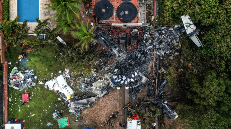 Corpos começam a ser retirados do avião que caiu em Vinhedo; causas permanecem incertas