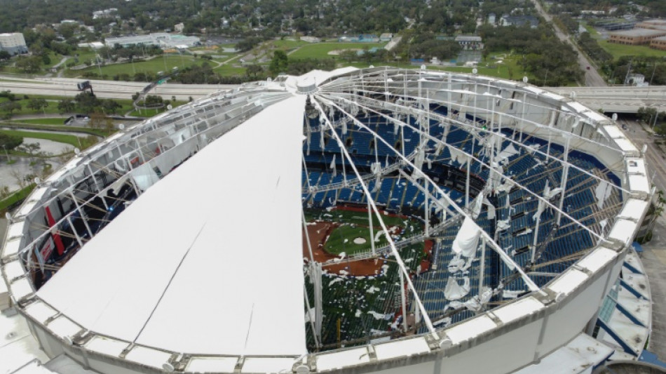 Le toit du stade de baseball de Tampa Bay déchiré par l'ouragan Milton